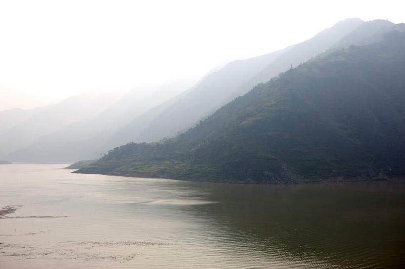 无人,横图,室外,白天,正面,旅游,度假,河流,石头,美景,山,山脉,树林,水,植物,长江三峡,重庆,中国,亚洲,阴影,波纹,光线,石子,影子,河水,景观,山峰,水流,涟漪,山峦,娱乐,树,树木,绿色,倒影,水纹,天空,阳光,自然,波浪,群山,天,享受,休闲,景色,放松,生长,晴朗,成长,倒映,自然风光,长江,东亚,湖北,湖北省,万里无云,中华人民共和国,水晕,西南地区,重庆市,渝,奉节县,巫山县,华中地区,鄂,宜昌,宜昌市,恩施,恩施州,恩施土家族苗族自治州,反照,巴东县,母亲河,石块,岩石,晴空,晴空万里,彩图,白帝城,瞿塘峡,夔峡,南津关,秭归,秭归县