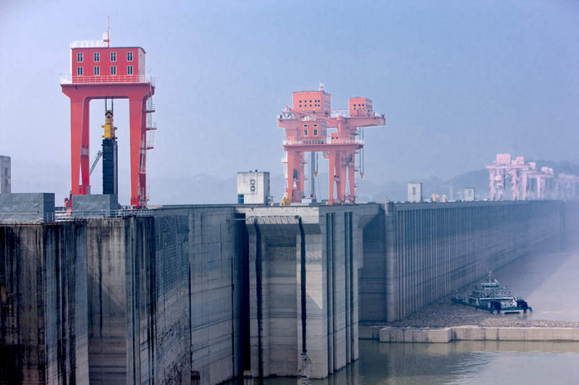 无人,横图,室外,白天,正面,旅游,度假,灌溉,河流,美景,水,标志建筑,地标,建筑,中国,亚洲,蓄水,阴影,波纹,光线,影子,河水,景观,水流,涟漪,娱乐,建设,水坝,水库,蓝色,倒影,蓝天,水纹,天空,阳光,自然,波浪,天,享受,休闲,发电,旅游胜地,景色,放松,晴朗,倒映,自然风光,长江,东亚,坝,湖北,湖北省,神农架,航运,万里无云,中华人民共和国,水晕,防洪,供水,水力发电,华中地区,鄂,宜昌,宜昌市,反照,母亲河,晴空,晴空万里,彩图,华中屋脊,南津关,三峡大坝,神农架林区,西陵峡,香溪,香溪口,昭君溪