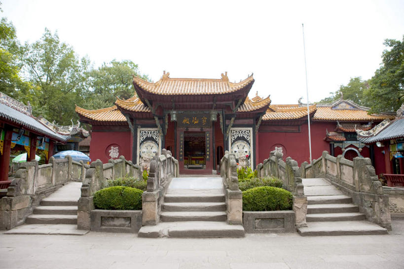 无人,栏杆,横图,室外,白天,正面,旅游,度假,美景,名胜古迹,树林,植物,楼梯,标志建筑,地标,建筑,雕塑,长江三峡,重庆,中国,亚洲,遗迹,艺术,装饰,标志,雕刻,扶手,牌匾,瓦片,文字,字符,阶梯,屋顶,景观,顶棚,瓦,古迹,文化,文物,娱乐,标识,建设,古建筑,护栏,台阶,树,树木,绿色,自然,工艺品,享受,休闲,汉字,旅游胜地,景色,放松,建造,生长,成长,纪念,美术,中文,自然风光,主题,陈列,古文明,东亚,屋瓦,湖北,湖北省,中华人民共和国,西南地区,功能,美学,国文,华文,重庆市,渝,丰都县,奉节县,巫山县,华中地区,鄂,宜昌,宜昌市,恩施,恩施州,恩施土家族苗族自治州,巴东县,彩图,白帝城,丰都,丰都鬼城,酆都鬼城,鬼城,南津关,幽都,秭归,秭归县