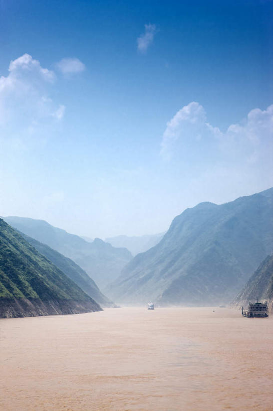 无人,竖图,室外,白天,正面,旅游,度假,河流,石头,美景,森林,山,山脉,树林,水,植物,长江三峡,重庆,中国,亚洲,阴影,波纹,光线,石子,影子,河水,景观,山峰,水流,云,云朵,涟漪,山峦,云彩,娱乐,树,树木,蓝色,绿色,白云,倒影,蓝天,水纹,天空,阳光,自然,波浪,群山,天,享受,休闲,景色,放松,生长,晴朗,成长,倒映,自然风光,长江,东亚,湖北,湖北省,神农架,中华人民共和国,水晕,西南地区,重庆市,渝,奉节县,巫山县,华中地区,鄂,宜昌,宜昌市,恩施,恩施州,恩施土家族苗族自治州,反照,巴东县,母亲河,石块,岩石,晴空,彩图,白帝城,华中屋脊,南津关,神农架林区,西陵峡,香溪,香溪口,昭君溪,秭归,秭归县