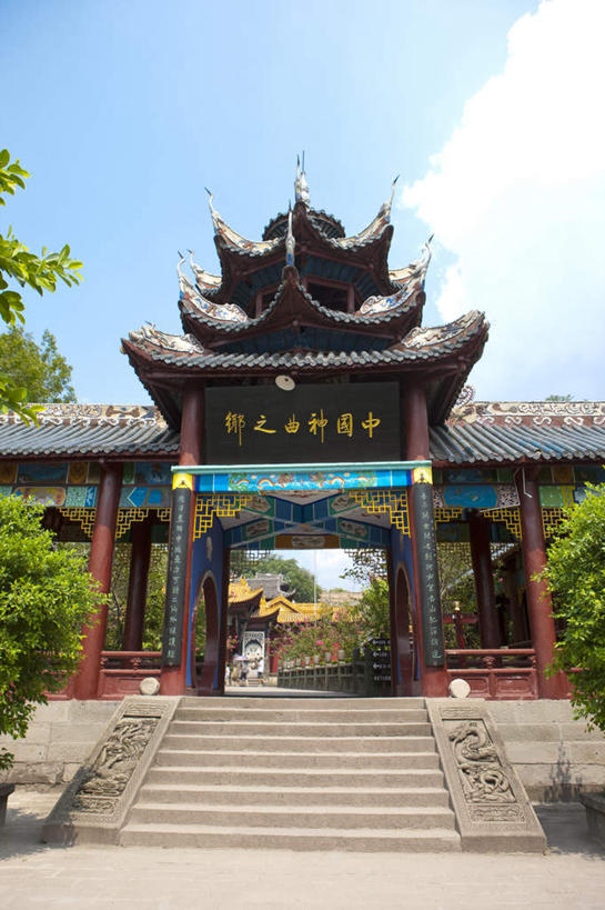 无人,竖图,室外,白天,仰视,旅游,度假,美景,名胜古迹,树林,植物,楼梯,标志建筑,地标,建筑,雕塑,长江三峡,重庆,中国,亚洲,阴影,遗迹,艺术,装饰,光线,标志,雕刻,牌匾,瓦片,文字,影子,字符,阶梯,屋顶,景观,云,云朵,云彩,顶棚,瓦,古迹,文化,文物,娱乐,标识,建设,古建筑,台阶,树,树木,蓝色,绿色,白云,蓝天,天空,阳光,自然,工艺品,天,享受,休闲,汉字,旅游胜地,景色,放松,建造,生长,晴朗,成长,纪念,美术,中文,自然风光,主题,陈列,古文明,东亚,屋瓦,湖北,湖北省,中华人民共和国,西南地区,功能,美学,国文,华文,重庆市,渝,丰都县,奉节县,巫山县,华中地区,鄂,宜昌,宜昌市,恩施,恩施州,恩施土家族苗族自治州,巴东县,晴空,彩图,低角度拍摄,白帝城,丰都,丰都鬼城,酆都鬼城,鬼城,南津关,幽都,秭归,秭归县