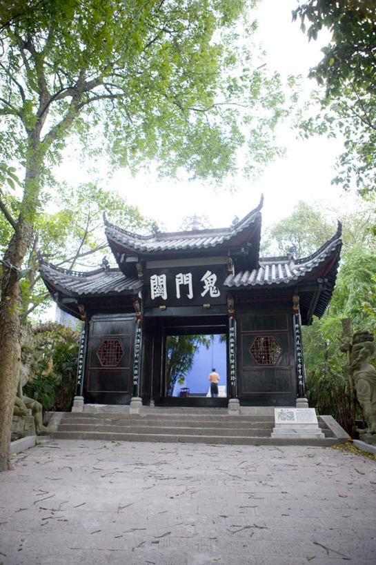 东方人,一个人,站,竖图,室外,白天,仰视,旅游,度假,名胜古迹,植物,楼梯,标志建筑,地标,建筑,雕塑,长江三峡,重庆,中国,亚洲,仅一个男性,仅一个人,仅一个中年男性,服装,遗迹,艺术,装饰,标志,雕刻,牌匾,瓦片,文字,字符,阶梯,屋顶,顶棚,瓦,黄种人,古迹,文化,文物,娱乐,标识,建设,古建筑,台阶,树,树木,衣服,绿色,自然,工艺品,站着,享受,休闲,汉字,旅游胜地,放松,建造,服饰,生长,成长,纪念,美术,衣着,穿着,中文,主题,陈列,古文明,东亚,屋瓦,湖北,湖北省,中华人民共和国,西南地区,功能,美学,国文,华文,重庆市,渝,丰都县,奉节县,巫山县,华中地区,鄂,宜昌,宜昌市,恩施,恩施州,恩施土家族苗族自治州,衣饰,巴东县,男人,男性,中年男性,亚洲人,站立,彩图,低角度拍摄,全身,白帝城,丰都,丰都鬼城,酆都鬼城,鬼城,南津关,幽都,秭归,秭归县