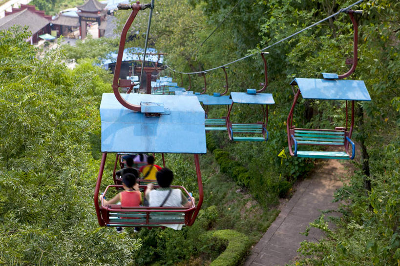 东方人,坐,横图,俯视,室外,白天,旅游,度假,美景,森林,山,山脉,树林,植物,长江三峡,重庆,中国,亚洲,行人,游客,游人,服装,景观,山峰,山峦,许多人,黄种人,娱乐,路人,旅客,缆车,树,树木,衣服,绿色,自然,交通工具,群山,一群人,享受,休闲,景色,放松,服饰,生长,成长,衣着,穿着,自然风光,东亚,索道,湖北,湖北省,中华人民共和国,西南地区,重庆市,渝,丰都县,奉节县,巫山县,华中地区,鄂,宜昌,宜昌市,恩施,恩施州,恩施土家族苗族自治州,衣饰,缆索铁路,过客,巴东县,男人,男性,年轻男性,年轻女性,女人,女性,亚洲人,坐着,彩图,高角度拍摄,全身,白帝城,丰都,丰都鬼城,酆都鬼城,鬼城,南津关,幽都,秭归,秭归县