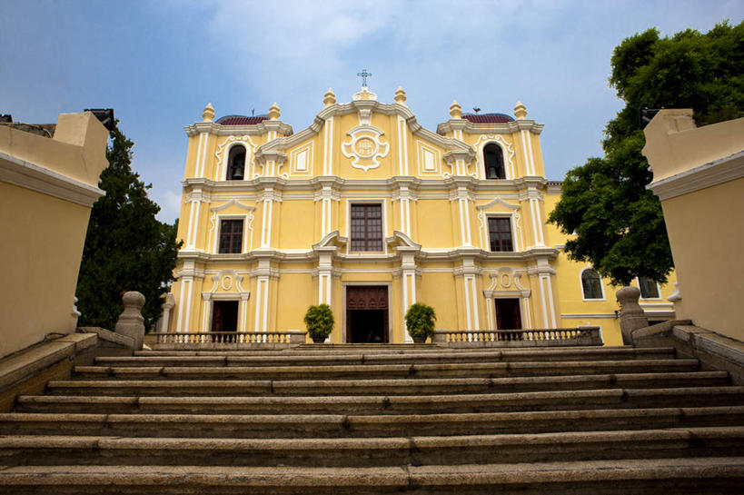 无人,教堂,栏杆,横图,室外,白天,仰视,旅游,度假,名胜古迹,植物,楼梯,门,标志建筑,地标,建筑,澳门,中国,亚洲,阴影,节日,遗迹,光线,扶手,影子,阶梯,墙,云,云朵,云彩,古迹,文化,文物,娱乐,建设,古建筑,护栏,墙壁,墙面,台阶,树,树木,黄色,蓝色,绿色,白云,蓝天,天空,阳光,自然,门框,天,祈祷,享受,休闲,健康,旅游胜地,放松,许愿,宗教,信仰,生长,晴朗,成长,纪念,祈求,基督教,天主教,信念,古文明,东亚,港澳台,中华人民共和国,澳门特别行政区,澳,平安,晴空,彩图,低角度拍摄,大教堂,礼拜堂,岗顶前地,磨盘山,圣若瑟修院,圣若瑟修院圣堂