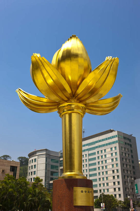 无人,家,高楼大厦,竖图,室外,白天,仰视,旅游,度假,办公楼,植物,标志建筑,大厦,地标,建筑,摩天大楼,写字楼,雕塑,澳门,中国,亚洲,阴影,艺术,装饰,盛开,光线,雕刻,雕像,影子,房屋,屋子,公寓,花蕾,娱乐,建设,洋房,楼房,住宅,花,花瓣,花朵,鲜花,树,树木,蓝色,绿色,蓝天,天空,阳光,自然,工艺品,楼宇,天,花苞,花蕊,享受,休闲,金色,旅游胜地,商务楼,放松,生长,晴朗,成长,纪念,美术,富贵,主题,陈列,东亚,旱金莲,忠诚,金莲花,万里无云,港澳台,中华人民共和国,功能,美学,富丽,澳门特别行政区,澳,寒金莲,旱荷,旱莲花,金钱莲,名誉,荣华,大红雀,晴空,晴空万里,彩图,低角度拍摄,房子,大楼,高层建筑,高楼,摩天楼,澳门金莲花广场,金莲花广场