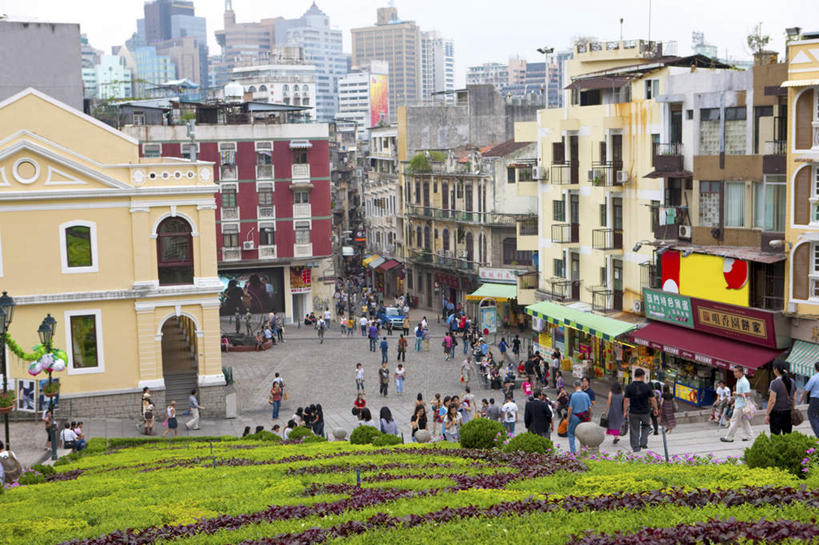 东方人,家,商店,广场,走,横图,室外,白天,正面,购物,旅游,度假,消费,名胜古迹,植物,标志建筑,超市,地标,建筑,商场,澳门,中国,亚洲,行人,游客,游人,服装,环保,遗迹,房屋,屋子,防护,许多人,黄种人,古迹,文物,娱乐,建设,古建筑,楼房,路人,旅客,住宅,树,树木,衣服,绿色,自然,一群人,享受,休闲,旅游胜地,放松,金融,百货,服饰,生长,成长,衣着,穿着,美好,美妙,间隔,选购,贸易,百货公司,古文明,东亚,大三巴牌坊,港澳台,中华人民共和国,美观,雅观,血拼,澳门特别行政区,澳,衣饰,耶稣会纪念广场,过客,绿篱,生篱,树篱,植篱,男人,男性,年轻男性,年轻女性,女人,女性,亚洲人,步行,散步,走路,彩图,全身,房子,购物商场,购物中心,商业中心