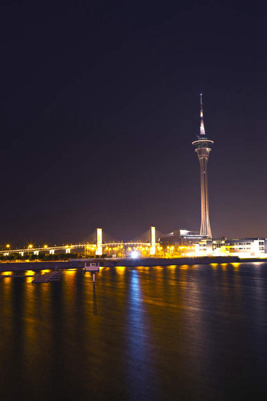 无人,竖图,室外,夜晚,正面,旅游,度假,湖,湖泊,山,山脉,水,标志建筑,大桥,地标,建筑,立交桥,路灯,桥梁,夜景,照明,澳门,中国,亚洲,阴影,波纹,光线,影子,湖面,山峰,水流,水面,高架,斜拉桥,桥,灯光,涟漪,山峦,娱乐,建设,灯,倒影,水纹,波浪,湖水,群山,享受,休闲,旅游胜地,放松,照亮,倒映,照明设备,东亚,港澳台,中华人民共和国,水晕,澳门特别行政区,澳,反照,彩图,澳门观光塔,澳门旅游塔,澳门南湾,南湾