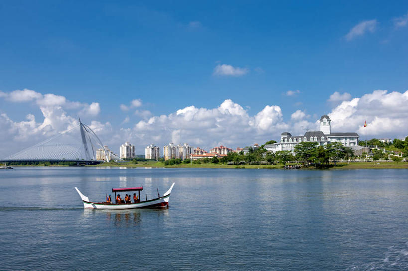 东方人,家,坐,横图,室外,白天,正面,旅游,度假,湖,湖泊,水,植物,标志建筑,地标,建筑,轮船,船,马来西亚,亚洲,行人,游客,游人,阴影,波纹,服装,光线,影子,房屋,屋子,湖面,水流,水面,云,云朵,涟漪,首都,许多人,云彩,黄种人,娱乐,建设,楼房,路人,旅客,住宅,树,树木,衣服,蓝色,绿色,白云,倒影,蓝天,水纹,天空,阳光,自然,交通工具,波浪,湖水,天,一群人,享受,休闲,旅游胜地,放松,服饰,东南亚,生长,晴朗,成长,倒映,衣着,穿着,载具,布城,水晕,衣饰,反照,马来西亚联邦,过客,男人,男性,年轻男性,年轻女性,女人,女性,亚洲人,晴空,坐着,彩图,全身,房子,太子城