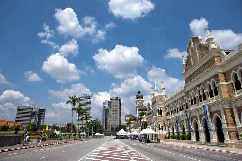 东方人,家,走,横图,室外,白天,仰视,旅游,度假,草地,草坪,植物,门,标志建筑,道路,地标,建筑,路,公路,棕榈树,叶子,马来西亚,亚洲,行人,游客,游人,阴影,服装,光线,影子,房屋,墙,屋子,云,云朵,公寓,拱门,分界线,绿叶,停车线,交通,首都,许多人,云彩,黄种人,娱乐,建设,洋房,楼房,路人,旅客,墙壁,墙面,住宅,草,树,树木,衣服,蓝色,绿色,白云,蓝天,天空,阳光,自然,门框,天,一群人,享受,休闲,嫩叶,旅游胜地,放松,服饰,东南亚,生长,晴朗,成长,车行道,车行道分界线,衣着,穿着,标线,棕榈叶,车行线,吉隆坡,独立广场,衣饰,马来西亚联邦,过客,男人,男性,年轻男性,年轻女性,女人,女性,亚洲人,叶,叶片,晴空,马路,步行,散步,走路,彩图,低角度拍摄,全身,房子