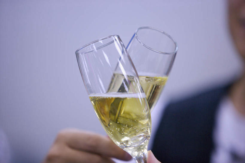 葡萄酒,东方人,两个人,伙伴,朋友,横图,室内,特写,白天,正面,奢侈,快乐,友谊,杯子,亚洲,握,朦胧,模糊,庆祝,高脚杯,浪漫,拿,拿着,黄种人,玻璃制品,酒,饮料,酒杯,香槟,干杯,碰杯,交际,友好,诱惑,握着,庆贺,礼仪,敬酒,香槟杯,劝酒,气泡酒,起泡酒,汽酒,友情,男人,男性,年轻男性,年轻女性,女人,女性,亚洲人,玻璃杯,半身,彩图,高兴,欢笑