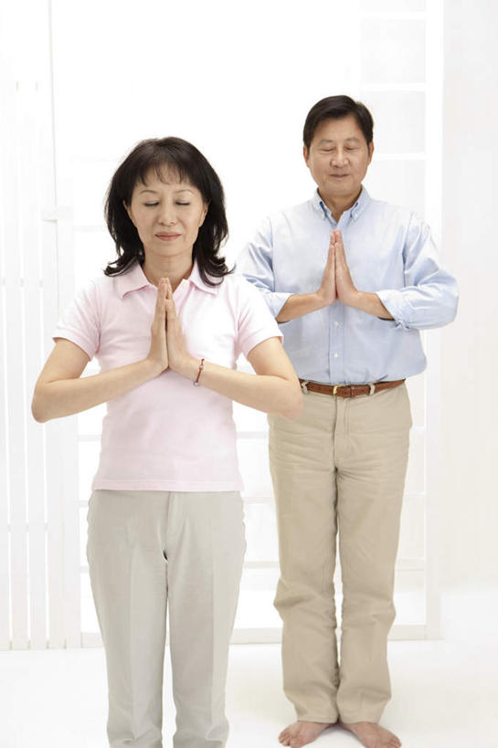 东方人,中年人,两个人,家庭,夫妻,站,闭眼,竖图,室内,白天,正面,爱情,锻炼,瑜伽,运动,窗户,亚洲,服装,墙,浪漫,祝福,休闲装,黄种人,玻璃窗,墙壁,墙面,虔诚,衣服,祈祷,双手合十,站着,休闲,温暖,温馨,一家人,休闲服,恩爱,养生,恋人,服饰,和睦,感谢,合掌,合十礼,合掌礼,合十,莲华合掌,感恩,体育,男人,男性,女人,女性,中年男性,中年女性,亚洲人,夫妇,情侣,闭眼睛,闭着眼,闭着眼睛,站立,半身,彩图,健身,伴侣,融洽