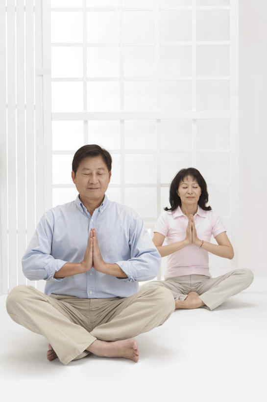 东方人,中年人,两个人,家庭,夫妻,坐,闭眼,盘腿,竖图,室内,白天,正面,爱情,锻炼,瑜伽,运动,窗户,亚洲,服装,墙,浪漫,祝福,休闲装,黄种人,玻璃窗,墙壁,墙面,虔诚,衣服,祈祷,双手合十,休闲,温暖,温馨,一家人,休闲服,恩爱,养生,恋人,服饰,和睦,感谢,合掌,合十礼,合掌礼,合十,莲华合掌,感恩,莲花式,体育,男人,男性,女人,女性,中年男性,中年女性,亚洲人,夫妇,情侣,闭眼睛,闭着眼,闭着眼睛,盘腿而坐,盘膝,盘着腿的,盘着腿坐,双腿交叉,坐着,彩图,全身,健身,伴侣,融洽