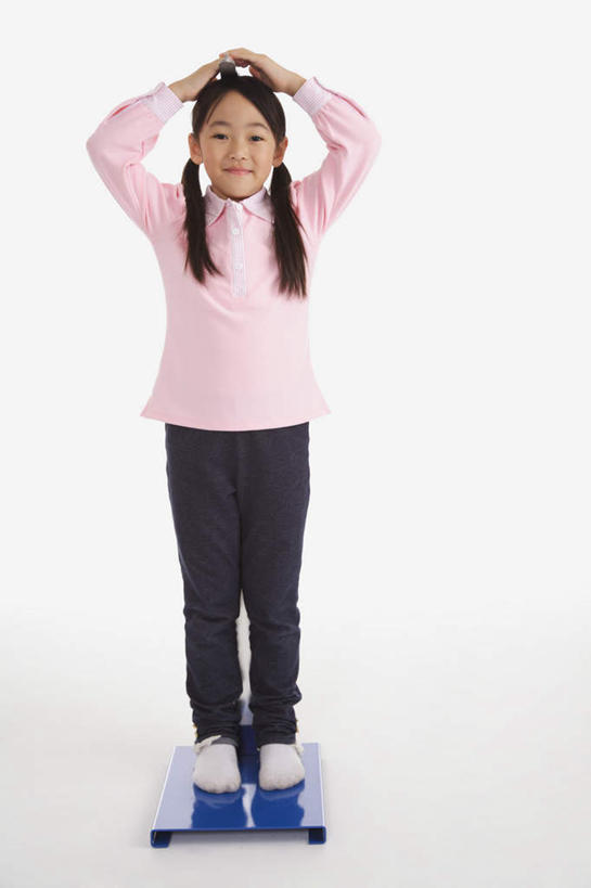 东方人,儿童,一个人,站,竖图,室内,白天,白色背景,正面,纯洁,仪器,亚洲,仅一个女性,仅一个人,服装,生活,注视,休闲装,黄种人,小孩,衣服,粉色,观察,看,站着,仅一个小孩,休闲,健康,休闲服,可爱,童年,童趣,摄影,服饰,影棚,观看,察看,衡量,体重,关注,计量,童真,烂漫,无邪,衡器,健康秤,天真,女孩,女人,女性,亚洲人,孩子,秤,体重秤,站立,彩图,全身,影棚拍摄,拍摄,身高体重秤,女生