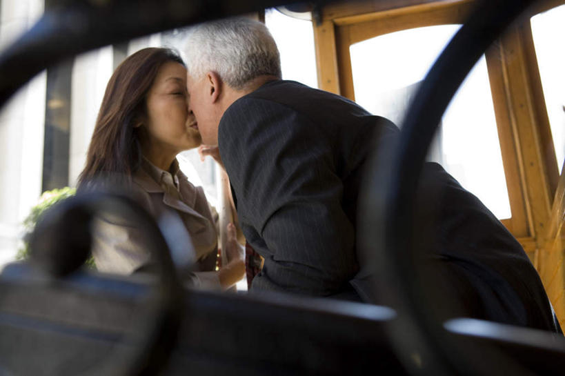 东方人,两个人,夫妻,商务人士,商务男性,商务女性,坐,闭眼,吻,横图,室内,白天,仰视,衬衫,爱情,窗户,公共汽车,亚洲,套装,巴士,领带,公交车,浪漫,黄种人,玻璃窗,车,车窗,交通工具,恩爱,恋人,象征,庄重,载具,商务装,身份,工薪阶层,正式,地位,男人,男性,女人,女性,中年男性,中年女性,亚洲人,夫妇,情侣,白领,上班族,闭眼睛,闭着眼,闭着眼睛,接吻,亲,亲吻,亲嘴,坐着,半身,彩图,低角度拍摄,衬衣,伴侣