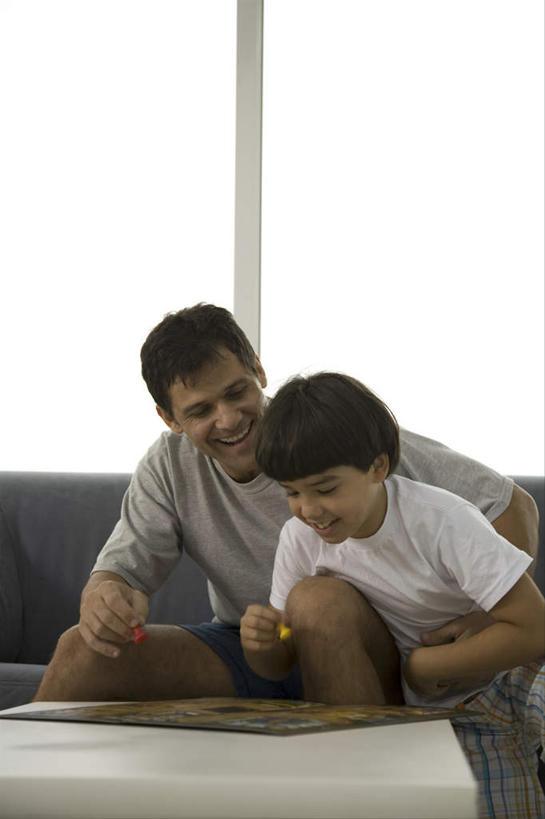 西方人,儿童,中年人,两个人,家庭,父亲,儿子,客厅,坐,笑,微笑,露齿笑,竖图,室内,白天,正面,游戏,纯洁,窗户,沙发,桌面,桌子,欧洲,欧洲人,握,服装,木制,拿,玩,拿着,注视,休闲装,娱乐,玻璃窗,小孩,衣服,木制品,低头,观察,看,休闲,温暖,温馨,父子,一家人,休闲服,父爱,可爱,童年,童趣,握着,服饰,观看,活动,和睦,察看,起居室,发泄,关注,消遣,智力,布艺沙发,童真,烂漫,无邪,宣泄,客堂,天真,男孩,男人,男性,中年男性,白种人,孩子,玩耍,嬉戏,坐着,半身,彩图,融洽,男生