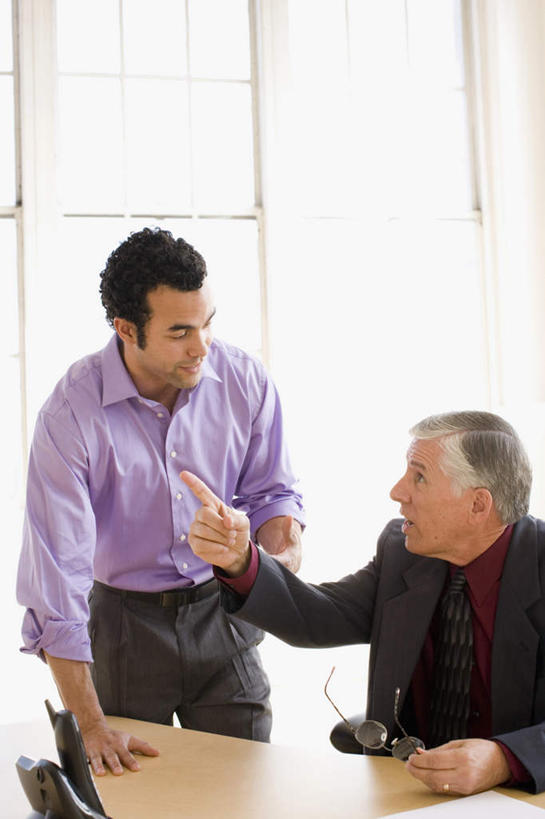 西方人,两个人,同事,商务人士,商务男性,办公室,站,坐,说,打电话,竖图,室内,白天,正面,衬衫,讨论,成功,合作,团队,集体,信心,窗户,家具,桌子,电话,欧洲,非洲,黑人,欧洲人,套装,办公桌,注视,通讯设备,队伍,玻璃窗,话筒,观察,看,站着,电话线,观看,察看,领导,固定电话,成就,关注,商务装,合伙,领袖,工薪阶层,办公家具,交流,老年男性,男人,男性,年轻男性,白种人,非洲人,白领,上班族,电话机,沟通,讲话,交谈,商讨,说话,谈话,通话,站立,坐着,半身,彩图,衬衣