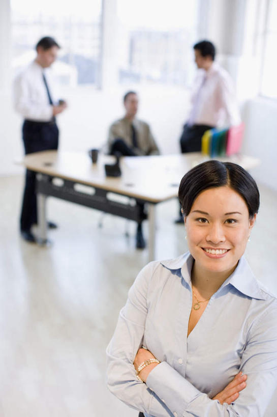 东方人,西方人,四个人,伙伴,朋友,商务人士,商务男性,商务女性,办公室,站,坐,笑,双手交叉,微笑,露齿笑,竖图,室内,白天,正面,衬衫,友谊,合作,团队,窗户,家具,桌子,笔筒,欧洲,欧洲人,亚洲,握,套装,朦胧,模糊,材料,档案,文件,纸,办公桌,领带,拿,拿着,注视,黄种人,玻璃窗,容器,手稿,资料,观察,看,站着,器皿,战略,握着,观看,储藏,证明,察看,双手抱胸,象征,庄重,储存,关注,文档,商务装,身份,工薪阶层,办公家具,联合,合谋,正式,地位,插笔器具,文房用具,配合,协作,男人,男性,年轻男性,年轻女性,女人,女性,白种人,亚洲人,白领,上班族,站立,坐着,半身,彩图,衬衣,贮存