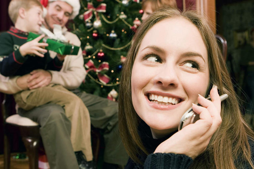 西方人,儿童,三个人,家庭,夫妻,母亲,父亲,儿子,坐,抱,笑,打电话,微笑,露齿笑,横图,室内,白天,正面,爱情,纯洁,植物,电话,礼盒,礼物,帽子,手机,照明,欧洲,圣诞节,欧洲人,握,服装,节日,朦胧,模糊,庆祝,装饰,环绕,缠绕,彩灯,挂饰,纸盒,灯光,圣诞树,圣诞球,浪漫,拿,听,拿着,注视,休闲装,文化,通讯设备,灯,盒子,球,树,树木,小孩,衣服,红色,绿色,自然,包装盒,礼品盒,灯具,观察,看,庆典,休闲,球体,温暖,温馨,父子,母子,三口之家,一家人,休闲服,圣诞帽,恩爱,父爱,可爱,母爱,童年,童趣,握着,恋人,服饰,花灯,礼品,生长,成长,抱着,观看,纪念,华丽,修饰,照亮,点缀,和睦,察看,搂着,照明设备,关注,纠缠,童真,烂漫,无邪,衬托,美观,雅致,雅观,棉帽,交流,天真,男孩,男人,男性,年轻男性,年轻女性,女人,女性,白种人,孩子,年轻人,夫妇,情侣,沟通,搂,搂抱,通话,坐着,半身,彩图,伴侣,融洽,男生