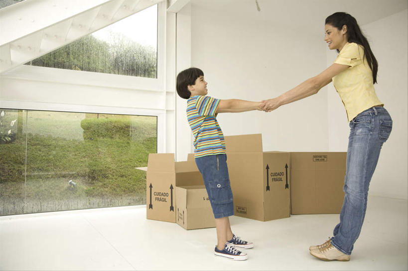 西方人,儿童,两个人,家庭,母亲,儿子,站,举,握手,横图,室内,白天,侧面,凉鞋,纯洁,窗户,地板,落地窗,鞋子,欧洲,欧洲人,许多,服装,包装,纸箱,墙,地面,注视,休闲装,木地板,玻璃窗,墙壁,墙面,小孩,衣服,白色,容器,箱子,观察,看,托,站着,休闲,温暖,温馨,母子,一家人,休闲服,可爱,母爱,童年,童趣,服饰,观看,和睦,察看,关注,纸板箱,童真,烂漫,无邪,包装箱,天真,男孩,年轻女性,女人,女性,白种人,孩子,年轻人,搀手,举起,举手,举着,拉手,手拉手,手握手,向上举,向上伸,向上托,站立,彩图,全身,夹趾拖鞋,人字拖,人字拖鞋,融洽,男生