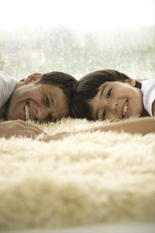 西方人,儿童,中年人,两个人,家庭,父亲,儿子,躺,笑,微笑,露齿笑,竖图,室内,白天,侧面,纯洁,纺织品,欧洲,欧洲人,服装,朦胧,模糊,装饰,编织,毛毯,毯子,手工艺品,织物,扭头,注视,休闲装,纺织,小孩,衣服,工艺品,垫子,观察,看,趴着,转头,休闲,温暖,温馨,父子,一家人,休闲服,父爱,可爱,童年,童趣,服饰,观看,华丽,修饰,点缀,和睦,察看,关注,童真,烂漫,无邪,衬托,美观,雅致,雅观,壁毯,挂毯,卧着,天真,男孩,男人,男性,中年男性,白种人,孩子,趴,躺着,卧,半身,彩图,融洽,男生