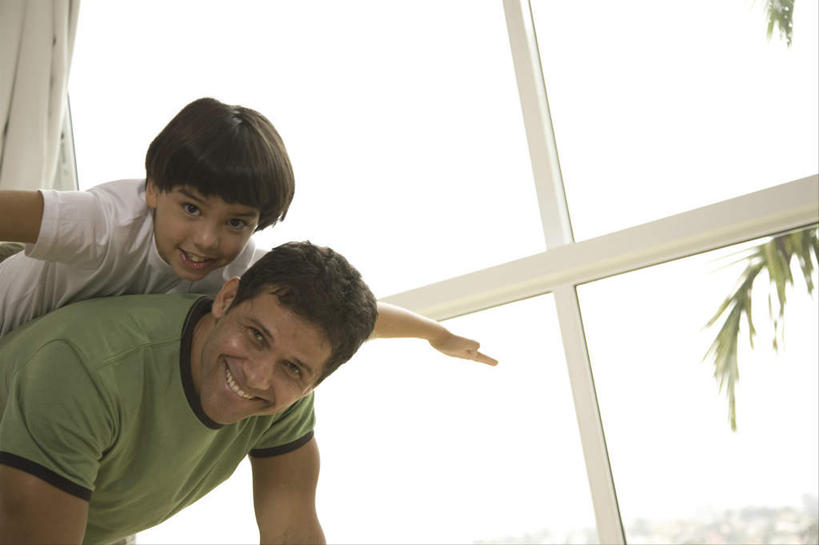 西方人,儿童,中年人,背,两个人,家庭,父亲,儿子,站,伸展双臂,笑,微笑,露齿笑,横图,室内,白天,正面,纯洁,植物,窗户,窗帘,落地窗,欧洲,欧洲人,弯腰,服装,装饰,盆栽,盆景,注视,休闲装,玻璃窗,小孩,衣服,绿色,自然,帘子,背着,观察,看,站着,休闲,温暖,温馨,父子,一家人,休闲服,遮阳,父爱,可爱,童年,童趣,服饰,生长,成长,观看,华丽,修饰,点缀,和睦,察看,关注,童真,烂漫,无邪,弯身,衬托,美观,雅致,雅观,背负,天真,男孩,男人,男性,中年男性,白种人,孩子,敞开双臂,伸开双臂,展开双肩,站立,张开手臂,张开双臂,半身,彩图,融洽,男生