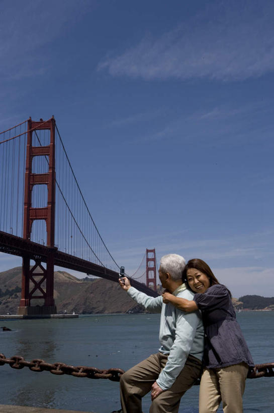 东方人,中年人,两个人,家庭,夫妻,坐,抱,笑,微笑,露齿笑,竖图,室外,白天,正面,爱情,河流,山,山脉,水,大桥,桥梁,相机,美国,亚洲,握,阴影,服装,光线,影子,河水,山峰,水流,云,云朵,桥,山峦,浪漫,拿,云彩,拿着,注视,休闲装,黄种人,拱桥,拍照,衣服,蓝色,白云,蓝天,天空,阳光,数码相机,群山,天,观察,看,休闲,温暖,温馨,一家人,休闲服,恩爱,握着,恋人,摄影,服饰,晴朗,抱着,观看,悬索桥,和睦,察看,北美,北美洲,搂着,关注,加利福尼亚,美洲,金门大桥,加州,加利福尼亚州,金州,黄金州,金门海峡,桁架拱桥,北亚美利加洲,亚美利加洲,男人,男性,女人,女性,中年男性,中年女性,亚洲人,夫妇,情侣,照相机,晴空,搂,搂抱,坐着,半身,彩图,照相,伴侣,融洽