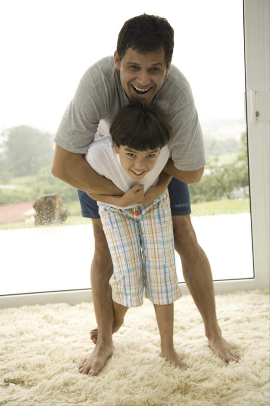 西方人,儿童,中年人,腿部,脚,脚趾,脚趾甲,腿,两个人,家庭,父亲,儿子,站,抱,笑,微笑,露齿笑,竖图,室内,白天,正面,纯洁,植物,窗户,地毯,落地窗,欧洲,欧洲人,弯腰,服装,装饰,编织,手工艺品,织物,注视,休闲装,光脚,玻璃窗,树,树木,小孩,衣服,绿色,自然,工艺品,观察,看,站着,休闲,温暖,温馨,父子,一家人,赤脚,休闲服,父爱,可爱,童年,童趣,服饰,生长,成长,抱着,观看,华丽,修饰,点缀,和睦,察看,搂着,关注,童真,烂漫,无邪,弯身,衬托,美观,雅致,雅观,天真,男孩,男人,男性,中年男性,白种人,孩子,脚指甲,搂,搂抱,站立,彩图,全身,融洽,男生