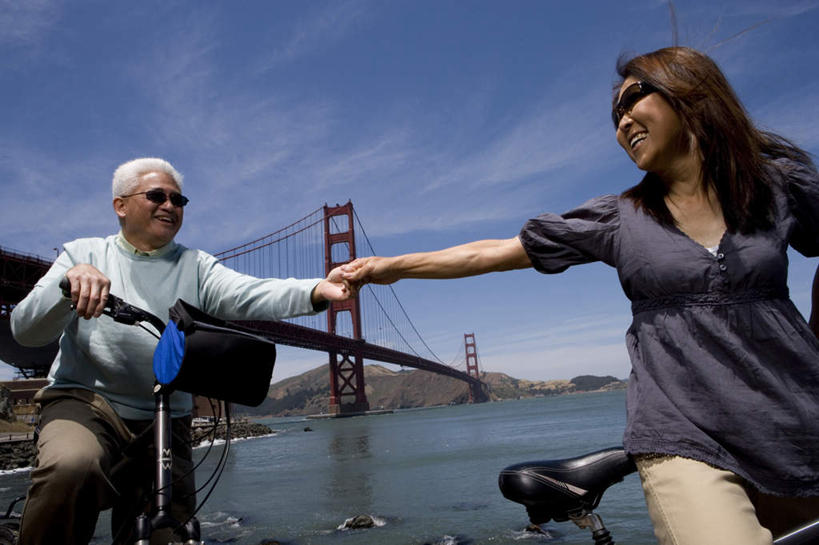 东方人,中年人,两个人,家庭,夫妻,坐,笑,微笑,露齿笑,横图,室外,白天,仰视,裙子,爱情,河流,山,山脉,水,大桥,桥梁,自行车,美国,亚洲,握,阴影,连衣裙,服装,光线,墨镜,眼镜,影子,河水,山峰,水流,云,云朵,桥,山峦,浪漫,云彩,扭头,注视,休闲装,黄种人,拱桥,车,脚踏车,两个,衣服,蓝色,白云,蓝天,天空,阳光,太阳镜,太阳眼镜,交通工具,群山,天,观察,看,转头,休闲,温暖,温馨,一家人,休闲服,遮阳镜,恩爱,握着,恋人,服饰,晴朗,观看,悬索桥,和睦,察看,北美,北美洲,关注,加利福尼亚,载具,美洲,金门大桥,加州,加利福尼亚州,金州,黄金州,金门海峡,桁架拱桥,北亚美利加洲,亚美利加洲,男人,男性,女人,女性,中年男性,中年女性,亚洲人,夫妇,情侣,晴空,坐着,半身,彩图,低角度拍摄,伴侣,融洽