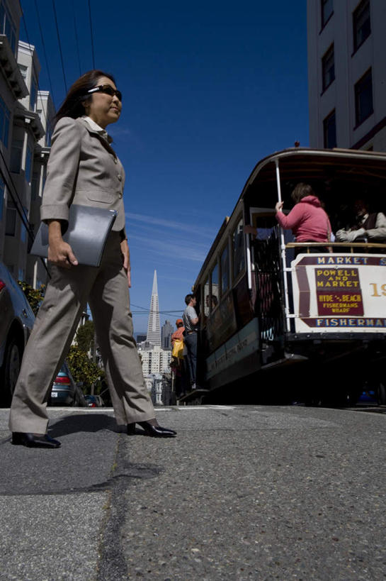 东方人,一个人,商务人士,商务女性,走,竖图,室外,白天,仰视,公共汽车,亚洲,仅一个女性,仅一个人,一辆,握,阴影,套装,光线,包,公文包,影子,巴士,公交车,拿,拿着,注视,黄种人,车,蓝色,蓝天,天空,阳光,交通工具,天,观察,看,仅一个中年女性,握着,晴朗,公事包,观看,察看,关注,载具,商务装,工薪阶层,万里无云,女人,女性,中年女性,亚洲人,白领,上班族,晴空,晴空万里,步行,散步,走路,彩图,低角度拍摄,全身