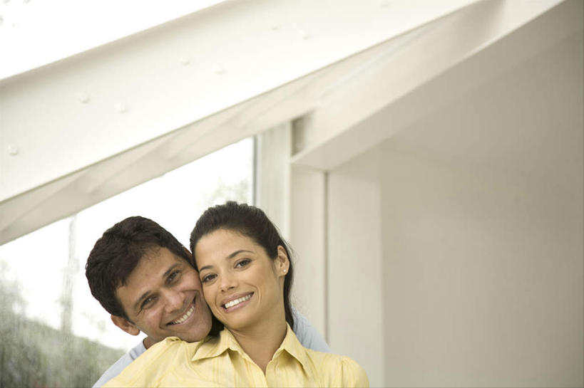 西方人,两个人,站,笑,微笑,露齿笑,横图,室内,白天,正面,爱情,植物,窗户,欧洲,欧洲人,服装,墙,浪漫,扭头,注视,休闲装,玻璃窗,墙壁,墙面,树,树木,衣服,绿色,白色,自然,观察,看,靠,靠着,站着,转头,休闲,温暖,温馨,休闲服,恩爱,恋人,服饰,生长,成长,观看,和睦,察看,关注,男人,男性,年轻男性,年轻女性,女人,女性,白种人,情侣,站立,半身,彩图,伴侣,融洽