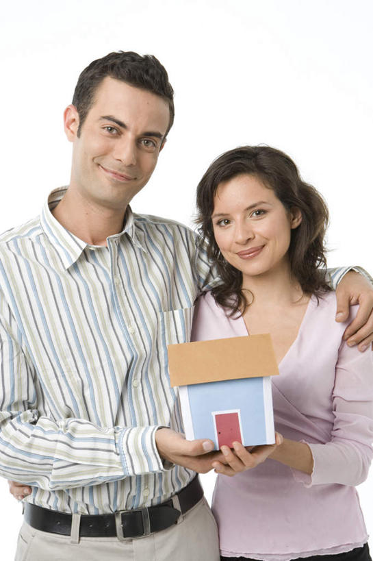 西方人,两个人,家庭,夫妻,站,抱,捧,笑,微笑,露齿笑,竖图,室内,白天,白色背景,正面,爱情,欧洲,欧洲人,阴影,服装,立体,反射,空间,影子,浪漫,注视,休闲装,衣服,模型,观察,看,站着,休闲,温暖,温馨,一家人,休闲服,恩爱,规划,恋人,摄影,服饰,影棚,抱着,观看,和睦,察看,搂着,关注,直观,建筑模型,建筑设计,男人,男性,年轻男性,年轻女性,女人,女性,白种人,年轻人,夫妇,情侣,设计,端,端着,搂,搂抱,捧着,手捧,站立,半身,彩图,影棚拍摄,拍摄,伴侣,融洽