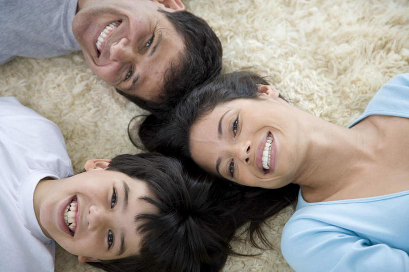 西方人,儿童,三个人,家庭,夫妻,母亲,父亲,儿子,躺,笑,微笑,露齿笑,横图,俯视,室内,白天,爱情,纯洁,地毯,欧洲,欧洲人,服装,装饰,环绕,围绕,编织,手工艺品,织物,浪漫,环抱,注视,休闲装,小孩,衣服,工艺品,观察,看,靠,靠着,休闲,温暖,温馨,父子,母子,三口之家,一家人,休闲服,恩爱,父爱,可爱,母爱,童年,童趣,恋人,服饰,观看,华丽,修饰,点缀,和睦,察看,关注,童真,烂漫,无邪,衬托,美观,雅致,雅观,萦绕,卧着,天真,男孩,男人,男性,年轻女性,女人,女性,中年男性,白种人,孩子,年轻人,夫妇,情侣,躺着,卧,半身,彩图,高角度拍摄,伴侣,融洽,男生