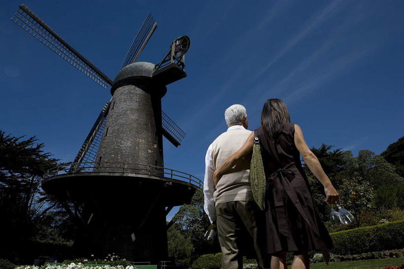 东方人,中年人,两个人,家庭,夫妻,站,抱,横图,室外,白天,仰视,高跟鞋,裙子,爱情,时尚,灌溉,草地,草坪,花海,花圃,树林,植物,风车,鞋子,叶子,亚洲,握,阴影,连衣裙,服装,环保,盛开,光线,影子,云,云朵,浪漫,拿,花蕾,云彩,拿着,休闲装,黄种人,草,花,花瓣,花朵,花卉,鲜花,树,树木,衣服,蓝色,绿色,白云,蓝天,天空,阳光,自然,花丛,花束,花田,天,花苞,花蕊,站着,休闲,温暖,温馨,一家人,休闲服,恩爱,握着,恋人,服饰,生长,能源,晴朗,成长,抱着,回收,和睦,资源,浇灌,荷兰风车,搂着,时髦,利用,低碳,循环,磨坊,持续,时兴,男人,男性,女人,女性,中年男性,中年女性,亚洲人,夫妇,情侣,晴空,搂,搂抱,站立,半身,彩图,低角度拍摄,伴侣,融洽