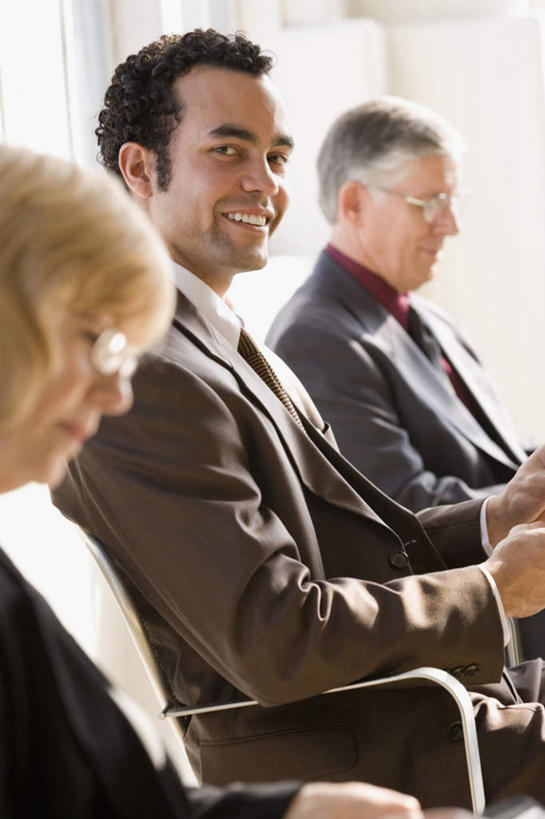 西方人,三个人,同事,商务人士,商务男性,商务女性,坐,竖图,室内,白天,侧面,衬衫,商务,成功,合作,团队,集体,信心,科技,欧洲,非洲,黑人,欧洲人,一排,握,套装,朦胧,模糊,整齐,科学,笔,眼镜,墙,领带,手写笔,拿,拿着,扭头,注视,队伍,墙壁,墙面,排列,白色,观察,记录,看,转头,便捷,联络,握着,通信,观看,掌上电脑,察看,科学技术,领导,书写,象征,庄重,成就,队列,关注,液晶,商务装,身份,合伙,领袖,触控笔,近视眼镜,工薪阶层,PDA掌上电脑,个人数字助理,轻巧,正式,地位,触摸笔,触屏笔,电容屏笔,电容屏手写笔,男人,男性,年轻男性,女人,女性,中年男性,中年女性,白种人,非洲人,白领,上班族,坐着,半身,彩图,衬衣,办公