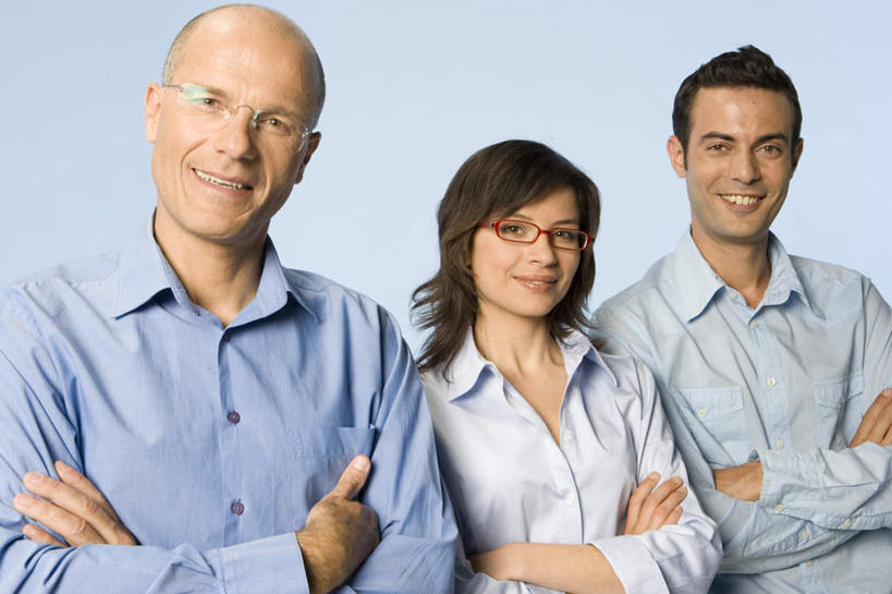 西方人,三个人,同事,商务人士,商务男性,商务女性,站,笑,双手交叉,微笑,露齿笑,横图,室内,白天,正面,衬衫,成功,合作,团队,集体,信心,欧洲,欧洲人,一排,阴影,蓝色背景,套装,整齐,反射,眼镜,影子,注视,队伍,排列,观察,看,站着,摄影,影棚,观看,察看,领导,双手抱胸,成就,队列,关注,商务装,合伙,领袖,近视眼镜,工薪阶层,男人,男性,年轻男性,年轻女性,女人,女性,中年男性,白种人,白领,上班族,站立,半身,彩图,影棚拍摄,衬衣,拍摄