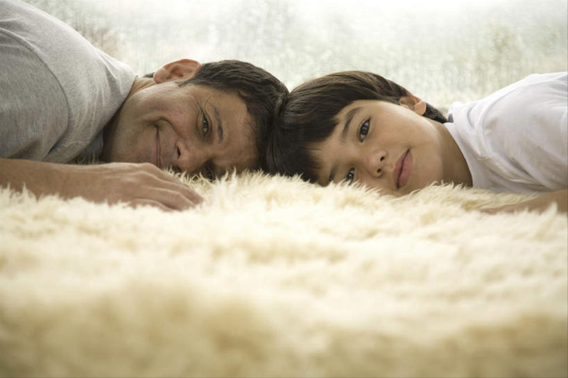 西方人,儿童,中年人,两个人,家庭,父亲,儿子,躺,笑,微笑,横图,室内,白天,侧面,纯洁,纺织品,欧洲,欧洲人,服装,朦胧,模糊,装饰,编织,毛毯,毯子,手工艺品,织物,扭头,注视,休闲装,纺织,小孩,衣服,工艺品,垫子,观察,看,趴着,转头,休闲,温暖,温馨,父子,一家人,休闲服,父爱,可爱,童年,童趣,服饰,观看,华丽,修饰,点缀,和睦,察看,关注,童真,烂漫,无邪,衬托,美观,雅致,雅观,壁毯,挂毯,卧着,天真,男孩,男人,男性,中年男性,白种人,孩子,趴,躺着,卧,半身,彩图,融洽,男生