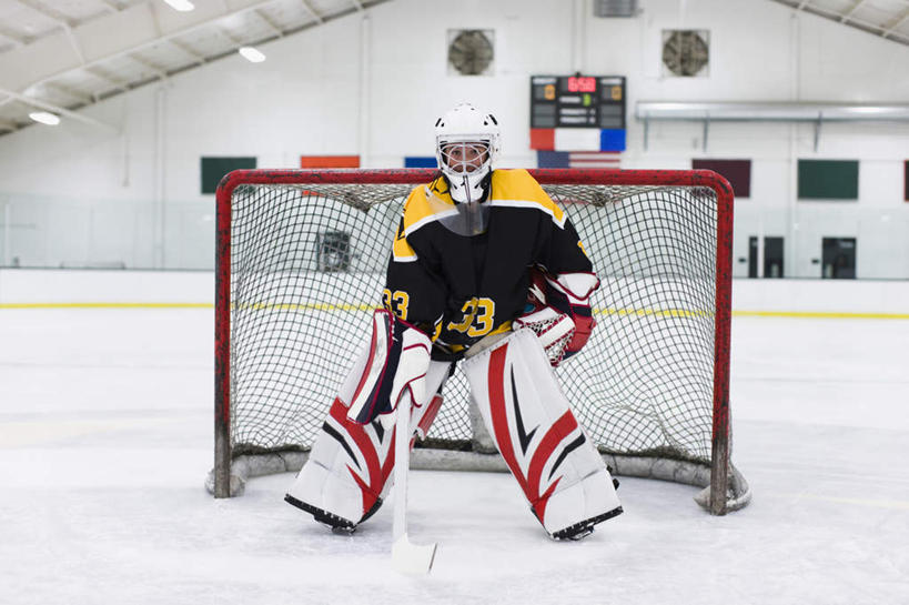 西方人,一个人,运动员,体育馆,运动场,站,横图,室内,白天,正面,运动服,安全,显示器,帽子,欧洲,欧洲人,仅一个年轻女性,仅一个女性,仅一个人,服装,朦胧,模糊,盔甲,屏幕,球门,头盔,冰,防护,注视,显示屏,体育场,衣服,安全帽,浮冰,观察,看,站着,寒冷,服饰,观看,保护,察看,冰冷,衣着,穿着,关注,保险,防御,输出设备,记分牌,铠甲,运动馆,严寒,防具,防卫,冰凉,酷寒,凛冽,凛凛,极冷,流冰,浮冰块,衣饰,电子记分牌,平安,年轻女性,女人,女性,白种人,体育运动员,运动选手,站立,彩图,全身,甲胄,运动装