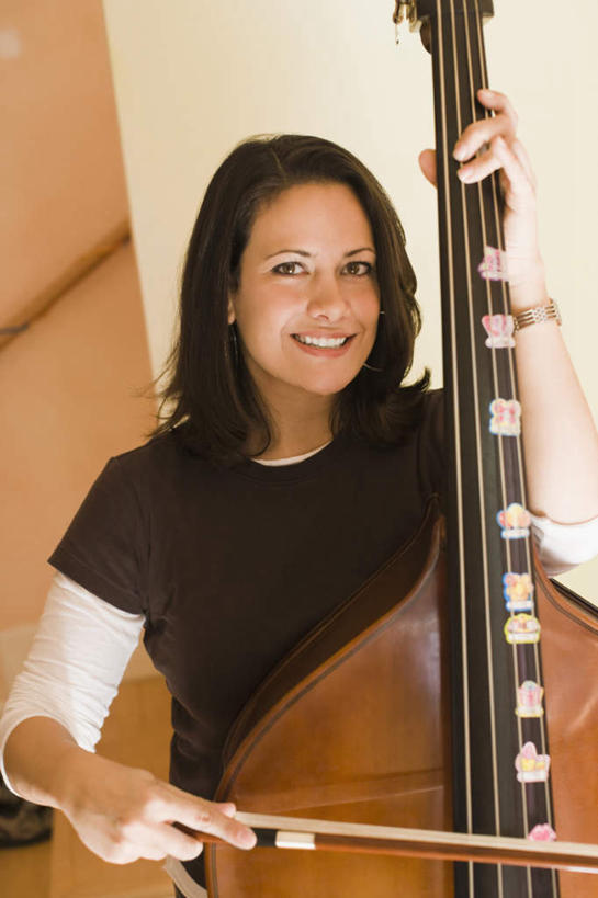 西方人,一个人,站,笑,微笑,露齿笑,竖图,室内,白天,正面,欧洲,欧洲人,仅一个女性,仅一个人,握,服装,墙,乐器,曼陀林,弦乐器,拿,拿着,注视,休闲装,墙壁,墙面,衣服,白色,观察,看,站着,仅一个中年女性,休闲,休闲服,握着,服饰,观看,察看,关注,弹拨弦鸣乐器,曼陀铃,女人,女性,中年女性,白种人,站立,半身,彩图,弹拨弦乐器