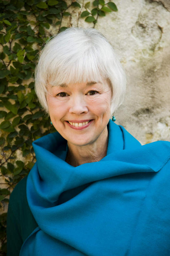 东方人,脸,头,脸颊,一个人,站,笑,微笑,露齿笑,竖图,室外,特写,白天,正面,植物,亚洲,仅一个女性,仅一个人,朦胧,模糊,墙,注视,黄种人,肩膀,墙壁,墙面,树,树木,蓝色,绿色,自然,披肩,观察,看,站着,仅一个老年女性,生长,成长,观看,察看,关注,老年女性,女人,女性,亚洲人,头部,脸部,脸蛋,面部,站立,半身,彩图,云肩