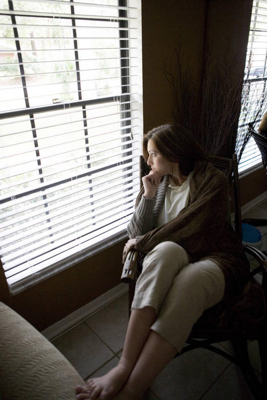 西方人,一个人,坐,竖图,俯视,室内,白天,寂寞,窗户,欧洲,欧洲人,仅一个女性,仅一个人,阴影,服装,反射,影子,百叶窗,扭头,注视,休闲装,光脚,衣服,观察,看,靠,靠着,转头,仅一个中年女性,休闲,赤脚,休闲服,服饰,观看,察看,关注,孤单,女人,女性,中年女性,白种人,坐着,半身,彩图,高角度拍摄,寥寂