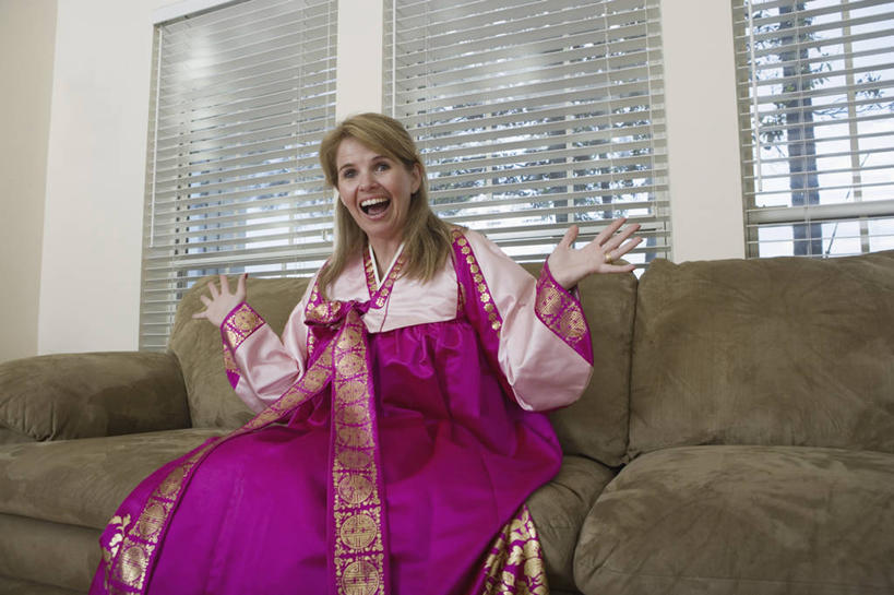 西方人,一个人,客厅,坐,举,笑,大笑,横图,室内,白天,正面,民族服装,兴奋,窗户,沙发,欧洲,欧洲人,仅一个女性,仅一个人,阴影,反射,影子,百叶窗,注视,观察,看,托,张嘴,仅一个中年女性,服饰,观看,察看,起居室,关注,张大嘴巴,布艺沙发,哈哈大笑,客堂,朝鲜服,女人,女性,中年女性,白种人,张开嘴,举起,举手,举着,向上举,向上伸,向上托,坐着,半身,彩图,传统服装,民俗服,高兴,狂笑,韩服