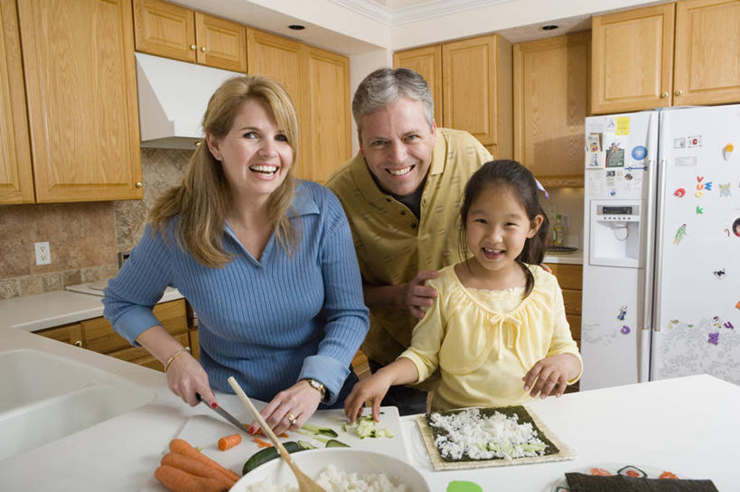 米饭,寿司,东方人,西方人,儿童,中年人,三个人,家庭,夫妻,母亲,父亲,女儿,站,笑,微笑,露齿笑,横图,室内,白天,正面,爱情,烹饪,纯洁,厨房,筷子,桌面,桌子,萝卜,胡萝卜,蔬菜,餐具,金属制品,欧洲,欧洲人,亚洲,切开,握,阴影,服装,新鲜,装饰,反射,金属,电器,工具,影子,冰箱,墙,日本料理,料理,食品,刀具,紫菜,饭,浪漫,注视,休闲装,黄种人,文化,传统,冷冻,菜肴,美食,冷柜,墙壁,墙面,食物,小孩,衣服,冷藏柜,刀,日式料理,观察,看,切,站着,休闲,日式,温暖,温馨,父女,母女,三口之家,一家人,休闲服,恩爱,父爱,可爱,母爱,童年,童趣,握着,恋人,服饰,佳肴,有机食品,绿色食品,冷藏,观看,储藏,礼节,华丽,修饰,点缀,五谷,和睦,察看,家电,家用电器,关注,菜刀,醋饭,礼仪,剖面,童真,烂漫,无邪,切面,衬托,美观,雅致,雅观,切菜刀,保鲜,四喜饭,膜菜,索菜,坛紫菜,子菜,紫英,紫瑛,冰箱贴,天真,男人,男性,女孩,女人,女性,中年男性,中年女性,白种人,亚洲人,孩子,夫妇,情侣,进餐用具,红萝卜,甘荀,站立,半身,彩图,灶间,厨房料理台,伴侣,融洽,磁贴,女生,料理台