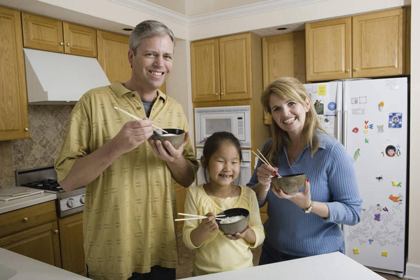 东方人,西方人,儿童,中年人,三个人,家庭,夫妻,母亲,父亲,女儿,站,笑,微笑,露齿笑,横图,室内,白天,正面,爱情,纯洁,厨房,柜子,筷子,餐具,欧洲,欧洲人,亚洲,握,阴影,服装,装饰,反射,木制,电器,影子,冰箱,墙,谷类,谷物,米,储物柜,浪漫,注视,休闲装,黄种人,文化,传统,冷冻,大米,冷柜,墙壁,墙面,小孩,衣服,木制品,容器,冷藏柜,碗,观察,看,站着,休闲,温暖,温馨,父女,母女,三口之家,一家人,休闲服,恩爱,父爱,可爱,母爱,童年,童趣,握着,恋人,服饰,冷藏,观看,储藏,礼节,华丽,修饰,点缀,和睦,察看,家电,家用电器,储存,关注,礼仪,童真,烂漫,无邪,衬托,美观,雅致,雅观,保鲜,储备,蕴藏,贮备,冰箱贴,天真,男人,男性,女孩,女人,女性,中年男性,中年女性,白种人,亚洲人,孩子,夫妇,情侣,进餐用具,站立,半身,彩图,灶间,伴侣,融洽,贮存,磁贴,女生