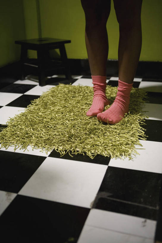 西方人,一个人,站,竖图,室内,白天,正面,纺织品,欧洲,非洲,黑人,欧洲人,仅一个年轻女性,仅一个女性,仅一个人,阴影,反射,方格,格子,毯子,影子,墙,袜子,墙壁,墙面,纺织,绿色,白色,黑色,垫子,站着,更衣间,试衣间,防滑垫,更衣室,年轻女性,女人,女性,非洲人,站立,半身,彩图