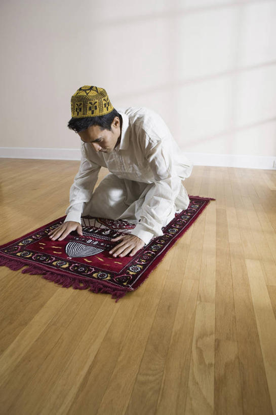 西方人,一个人,跪,闭眼,竖图,室内,白天,正面,民族服装,地毯,帽子,欧洲,欧洲人,仅一个男性,仅一个人,跪拜,弯腰,阴影,节日,装饰,编织,反射,影子,手工艺品,墙,织物,礼帽,文化,墙壁,墙面,仅一个年轻男性,白色,工艺品,趴着,祈祷,健康,许愿,宗教,信仰,纪念,华丽,修饰,祈求,点缀,伊斯兰教,弯身,衬托,美观,雅致,雅观,平安,男人,男性,年轻男性,白种人,闭眼睛,闭着眼,闭着眼睛,跪着,趴,彩图,全身,传统服装,民俗服