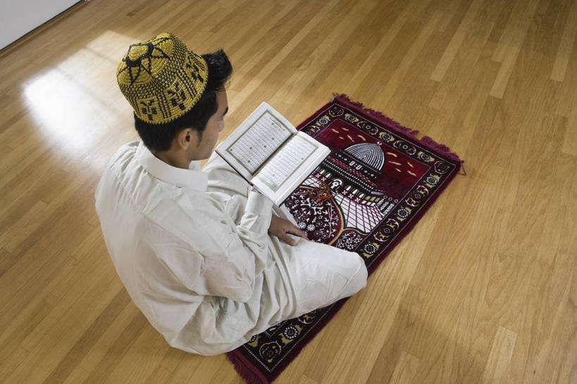 西方人,一个人,坐,捧,盘腿,横图,俯视,室内,白天,地毯,帽子,书籍,欧洲,欧洲人,仅一个男性,仅一个人,一本,阴影,服装,节日,装饰,编织,反射,影子,手工艺品,墙,织物,休闲装,礼帽,文化,墙壁,墙面,仅一个年轻男性,衣服,白色,书本,工艺品,祈祷,休闲,健康,休闲服,许愿,宗教,服饰,信仰,纪念,华丽,修饰,祈求,点缀,伊斯兰教,经书,古兰经,衬托,美观,雅致,雅观,平安,男人,男性,年轻男性,白种人,书,图书,端,端着,盘腿而坐,盘膝,盘着腿的,盘着腿坐,捧着,手捧,双腿交叉,坐着,彩图,高角度拍摄,全身