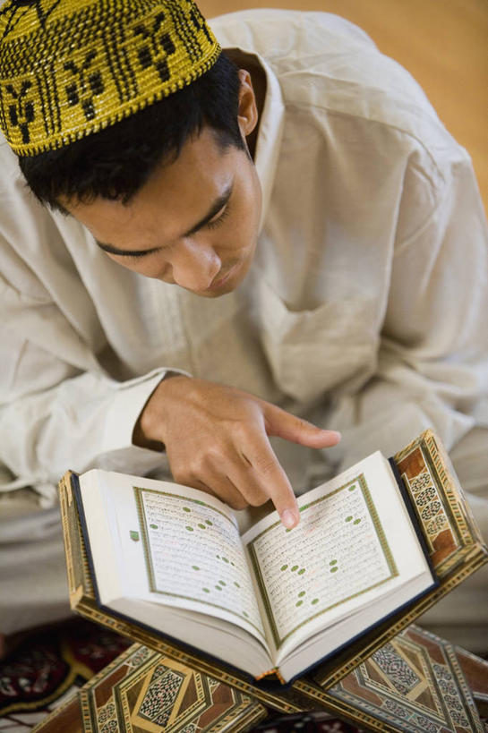 西方人,一个人,坐,竖图,俯视,室内,白天,帽子,书籍,欧洲,欧洲人,仅一个男性,仅一个人,一本,指,阴影,服装,节日,反射,影子,注视,休闲装,礼帽,方向,文化,架子,仅一个年轻男性,衣服,书本,低头,观察,看,祈祷,手势,休闲,健康,休闲服,许愿,宗教,服饰,信仰,观看,纪念,祈求,察看,伊斯兰教,指向,食指,关注,经书,古兰经,平安,男人,男性,年轻男性,白种人,书,图书,坐着,半身,彩图,高角度拍摄