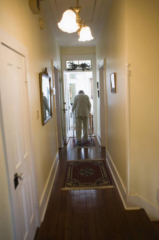 西方人,一个人,走,竖图,室内,白天,门,照明,欧洲,欧洲人,仅一个男性,仅一个人,握,睡衣,服装,工具,墙,走道,走廊,过道,灯光,吊灯,墙壁,墙面,灯,背面,衣服,黄色,灯具,门框,仅一个老年男性,器械,握着,服饰,拐杖,照亮,衣着,照明设备,穿着,医疗器械,助行器,辅助设备,寝衣,衣饰,老年男性,男人,男性,白种人,步行,散步,走路,彩图,全身,四脚拐杖,助步器