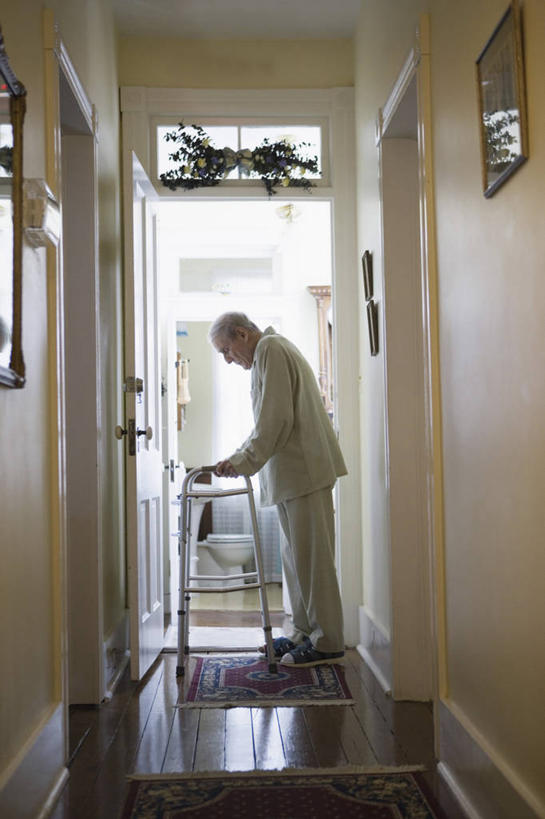 西方人,一个人,站,竖图,室内,白天,侧面,窗户,地板,落地窗,门,欧洲,欧洲人,仅一个男性,仅一个人,撑,弯腰,握,睡衣,服装,工具,墙,走道,走廊,过道,地面,注视,木地板,玻璃窗,墙壁,墙面,衣服,门框,低头,观察,看,站着,仅一个老年男性,器械,握着,服饰,拐杖,观看,察看,撑着,衣着,穿着,关注,医疗器械,助行器,弯身,辅助设备,寝衣,衣饰,老年男性,男人,男性,白种人,装饰画,站立,彩图,全身,四脚拐杖,助步器