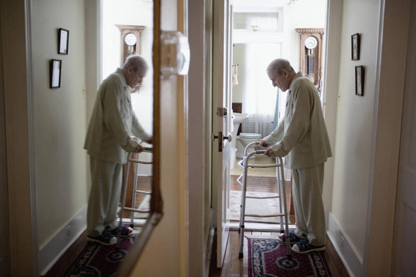 西方人,一个人,站,横图,室内,白天,侧面,窗户,地板,落地窗,门,欧洲,欧洲人,仅一个男性,仅一个人,撑,弯腰,握,睡衣,服装,工具,墙,走道,走廊,过道,地面,注视,木地板,玻璃窗,墙壁,墙面,衣服,门框,低头,观察,看,站着,仅一个老年男性,器械,握着,服饰,拐杖,观看,察看,撑着,衣着,穿着,关注,医疗器械,助行器,弯身,辅助设备,寝衣,衣饰,老年男性,男人,男性,白种人,装饰画,站立,彩图,全身,四脚拐杖,助步器